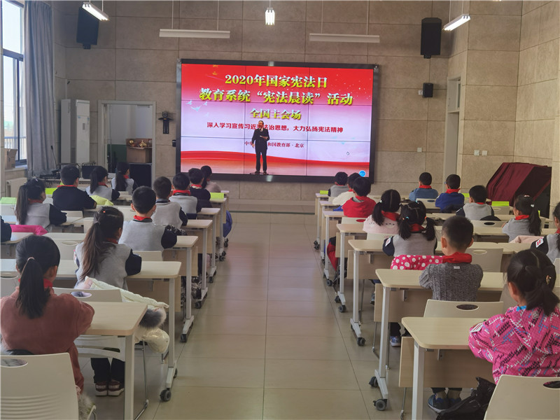 组织学生观看教育部宪法晨读活动直播.jpg
